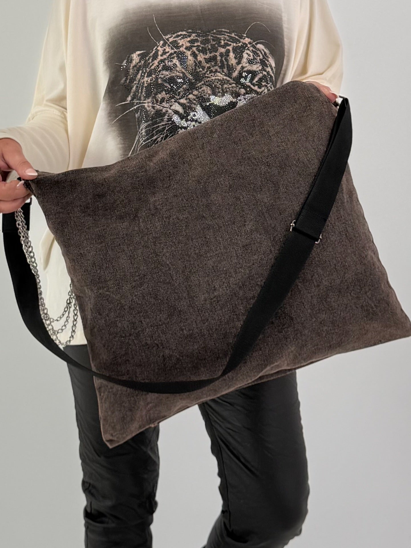 Stylische Tasche in Used-Jeansoptik und Strassmotiv Leopard - mokka