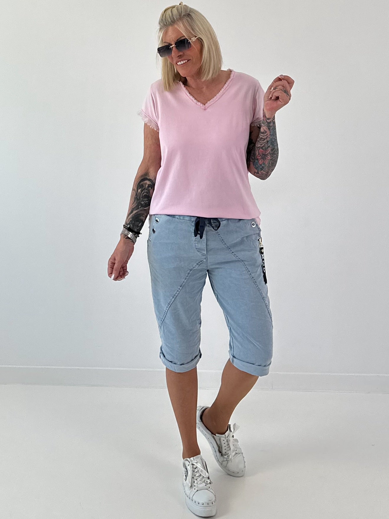 T-Shirt mit fransigen Abschlüssen-  rosa