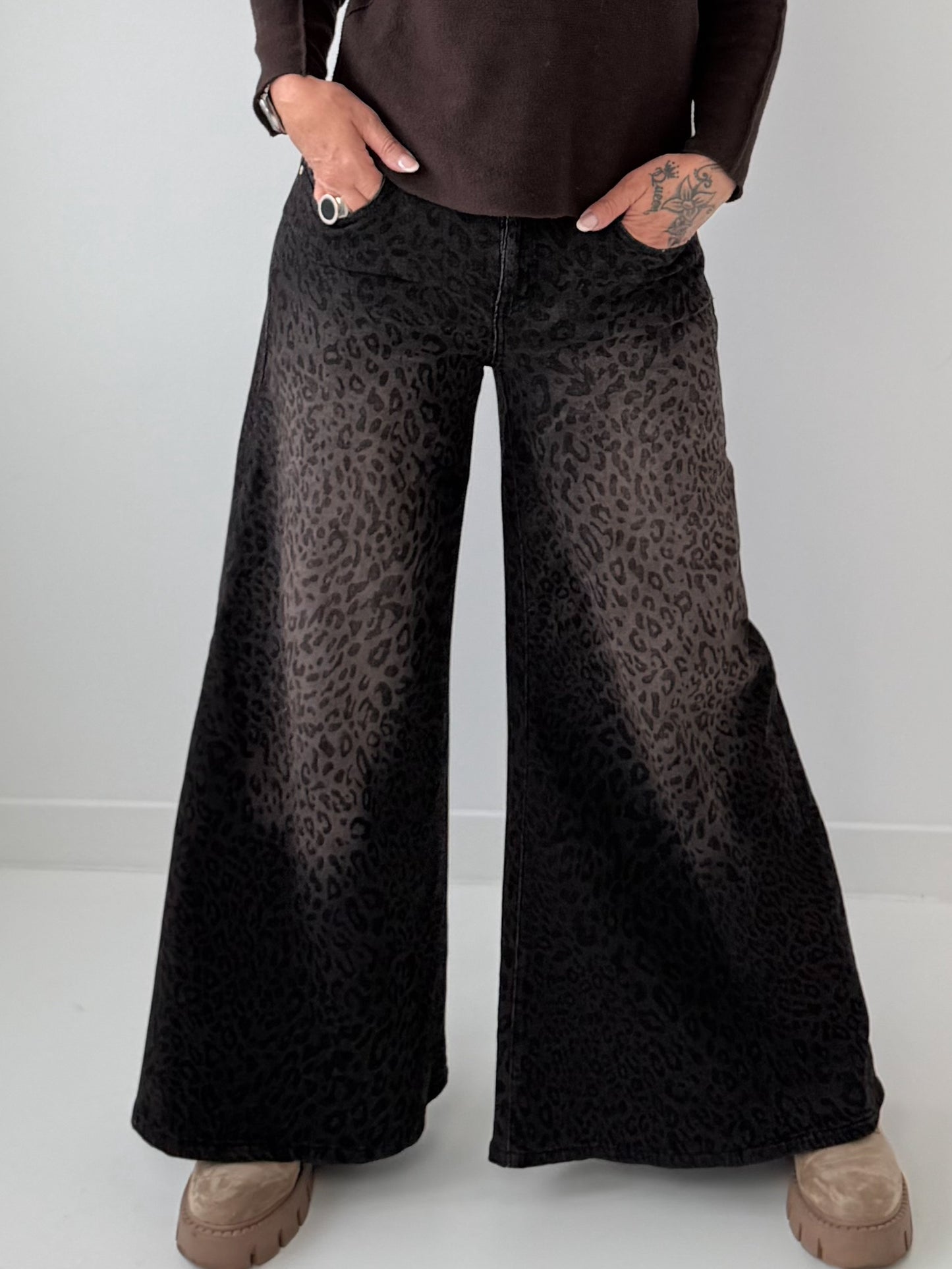 Jeans mit All Over Leo-Print und weitem Bein - leo-mehrfarbig