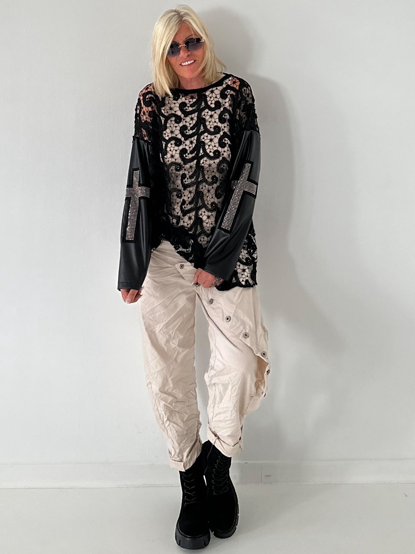 Stylisches oversized Spitzenshirt mit Details Kreuz - schwarz