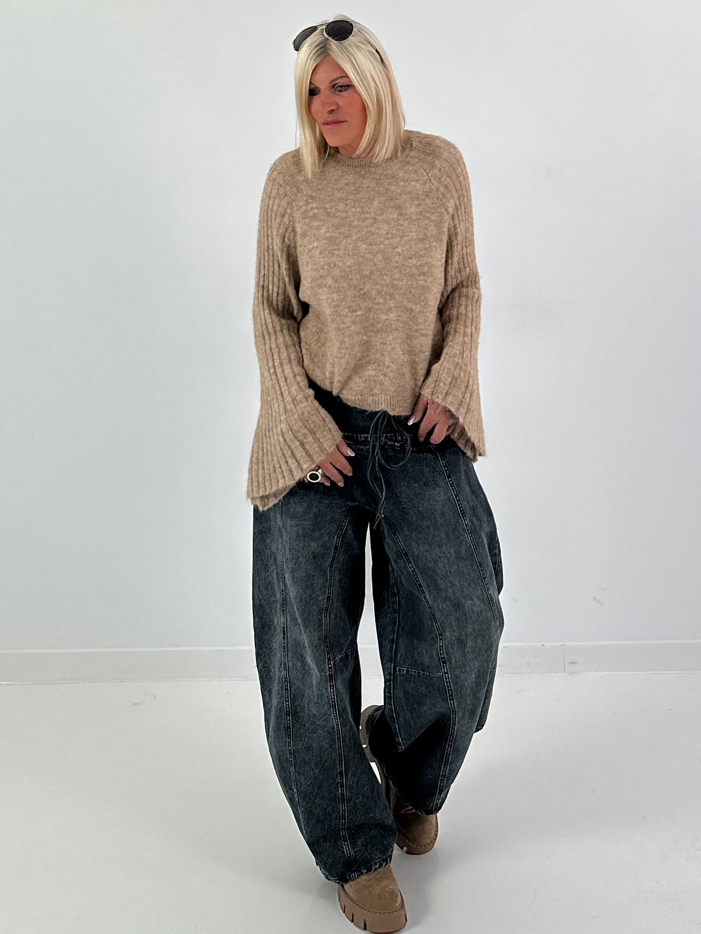 Weicher Pullover mit stylischen Trompetenärmeln - camel