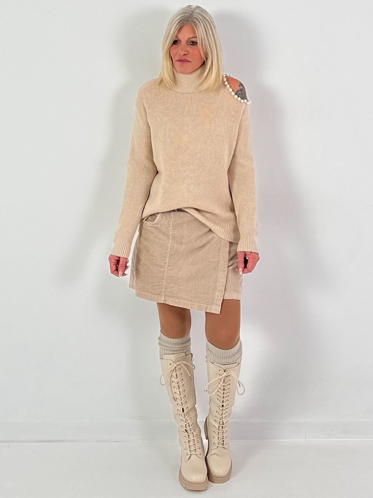 Open schouder trui model "Pearl Edge" - beige