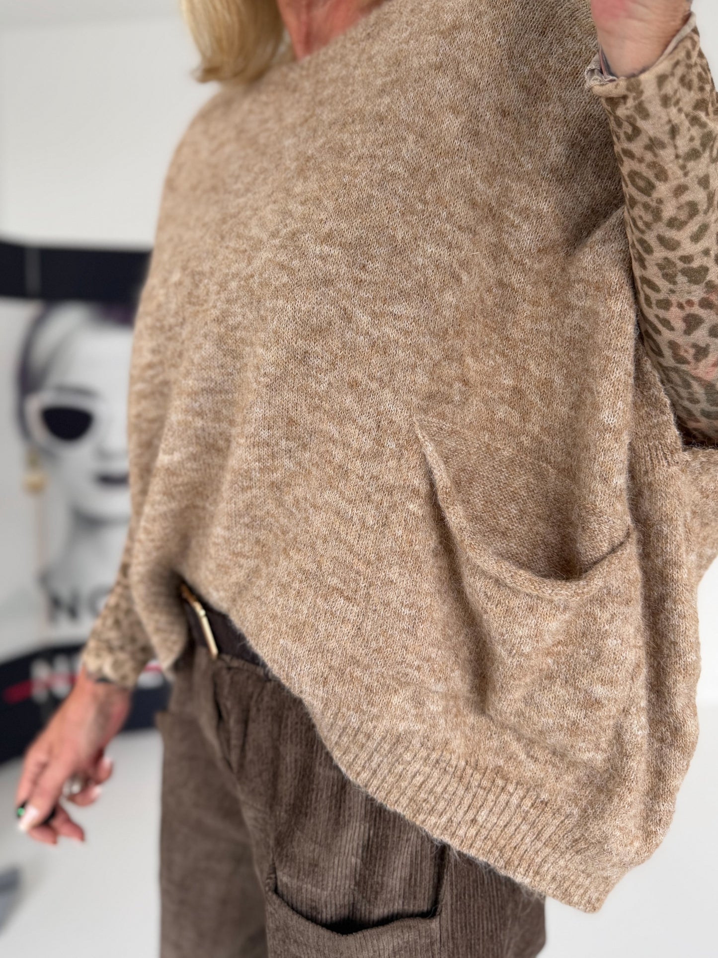 Zachte slipover met opgestikte zak - beige