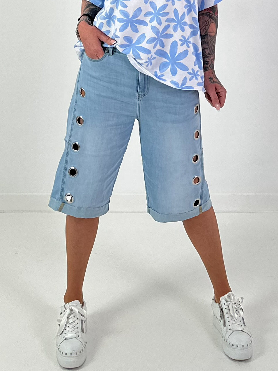 Jeansshort mit silbernen Ösen - denim