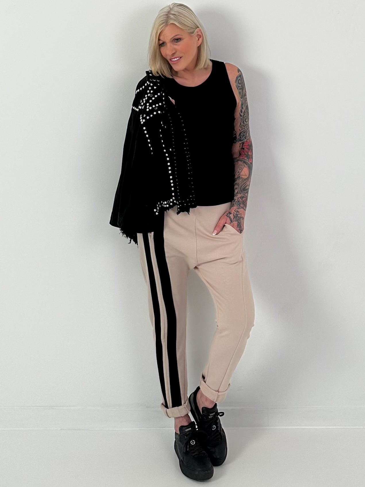 Hose mit seitlich verlaufenden Streifendetails - beige