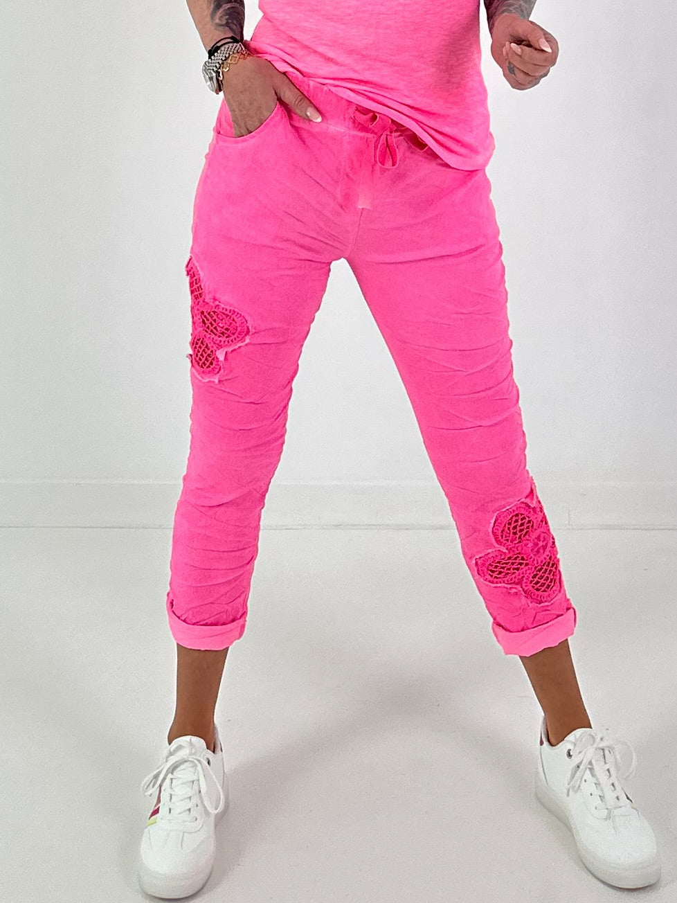 Broek met gehaakte bloemen - neonroze