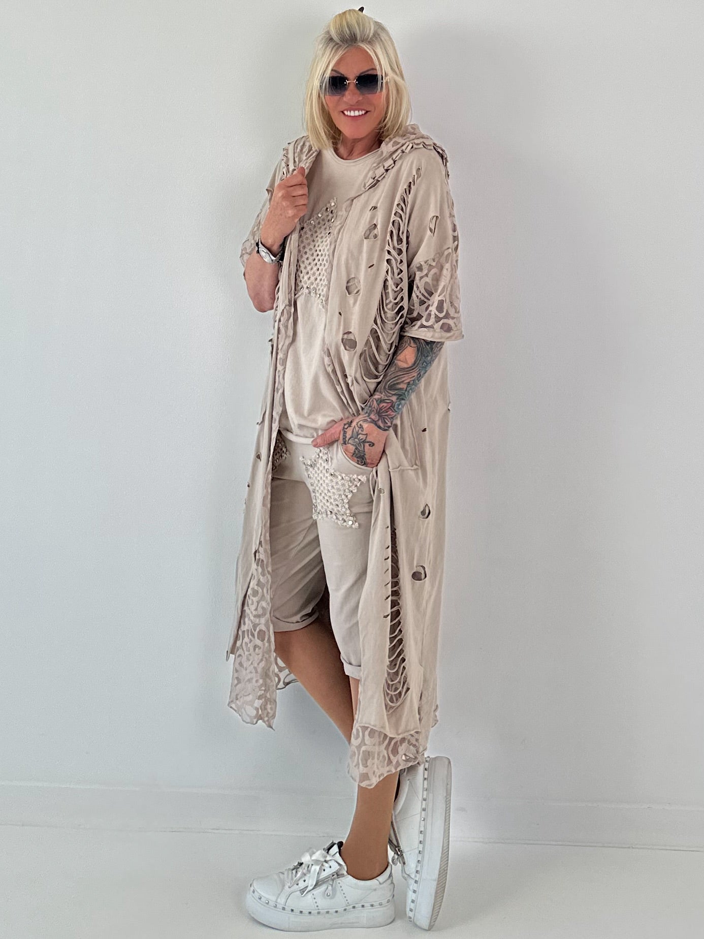 Sweatshirt Mantel mit floralem Netzeinsatz und Cut outs - beige