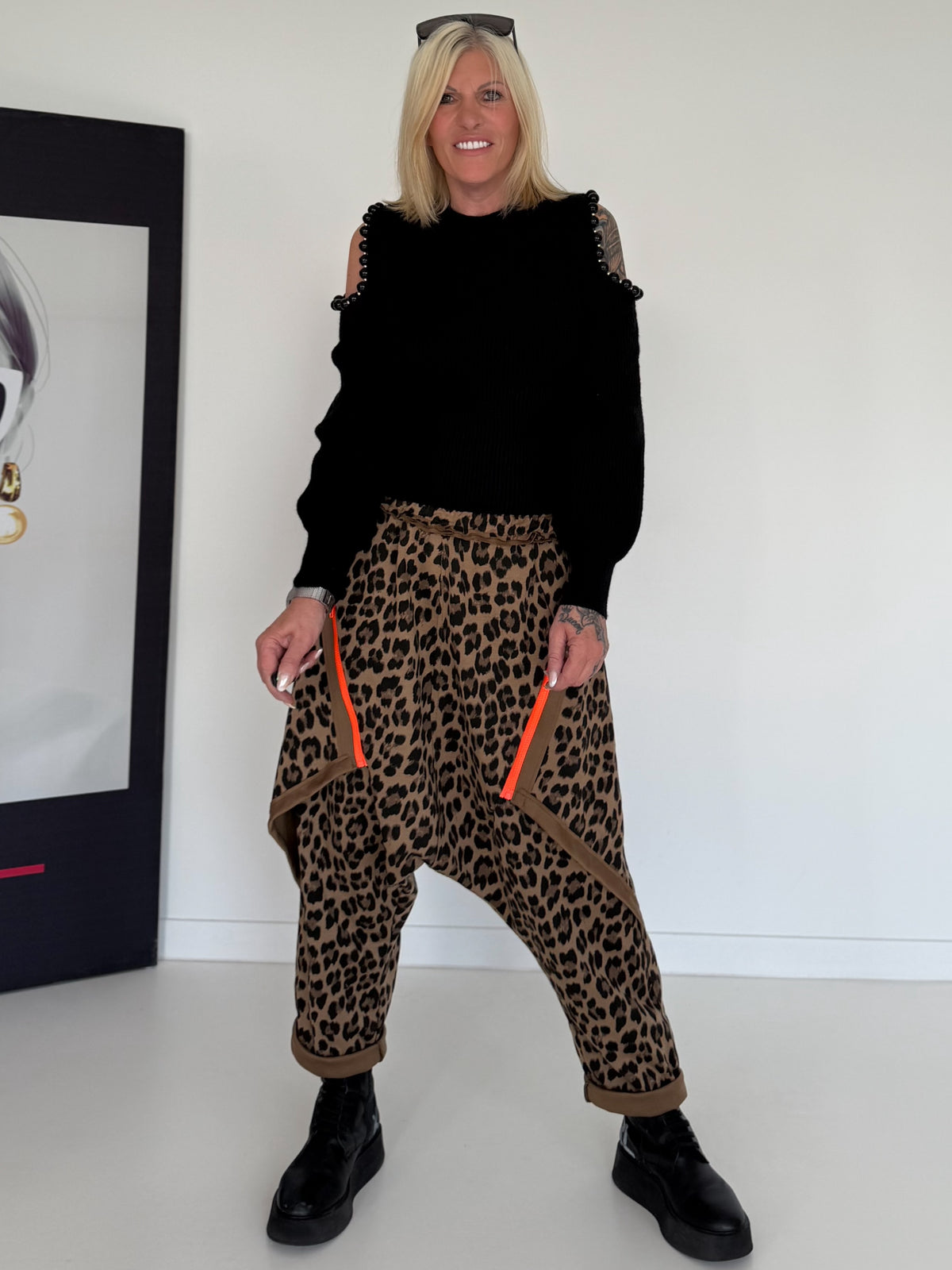 Pullover mit Cut-Outs und Statement-Perlen - schwarz