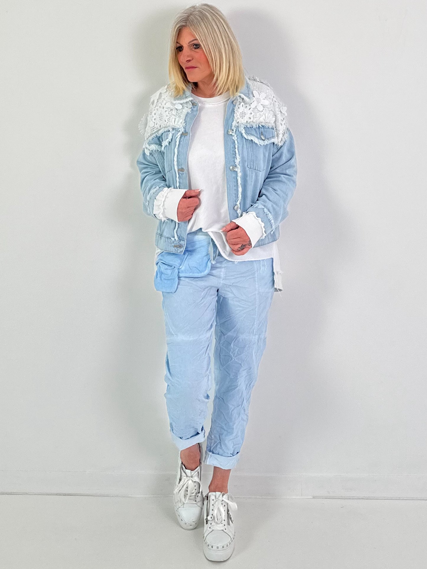 Spijkerjas, model "Wildflower" - denim-wit