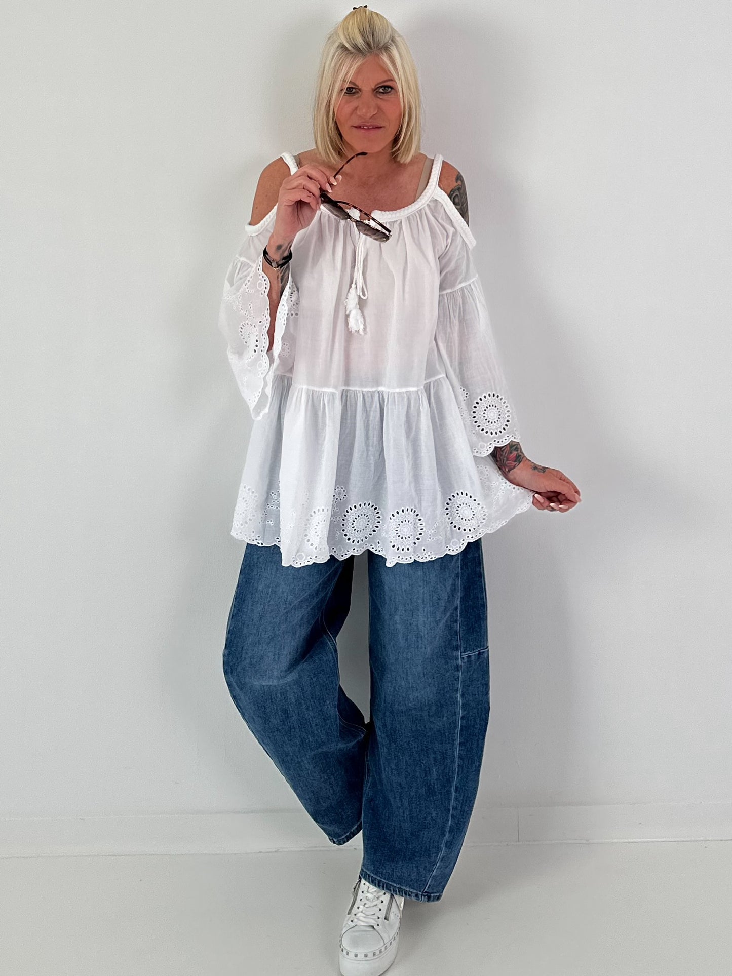 Tunika mit Lochstickerei und Off-Shoulder Cut-Outs - weiss
