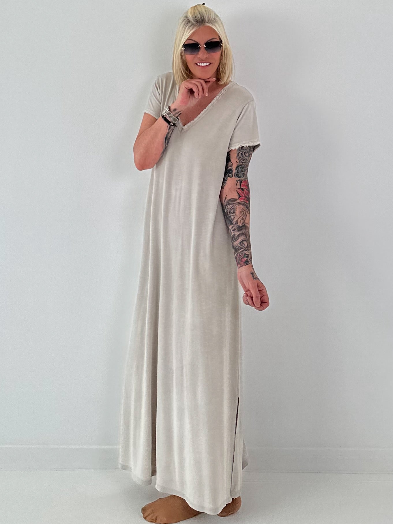 Maxi Kleid mit fransigen Abschlüssen - beige