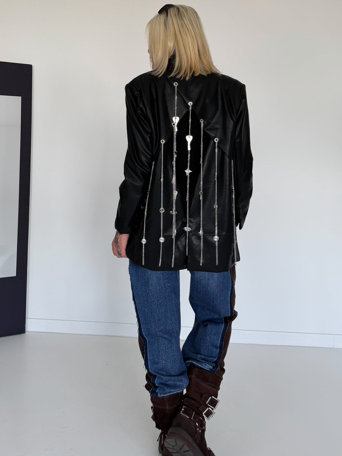 Stylischer Blazer in Lederoptik mit abnehmbaren Kettenelementen - schwarz