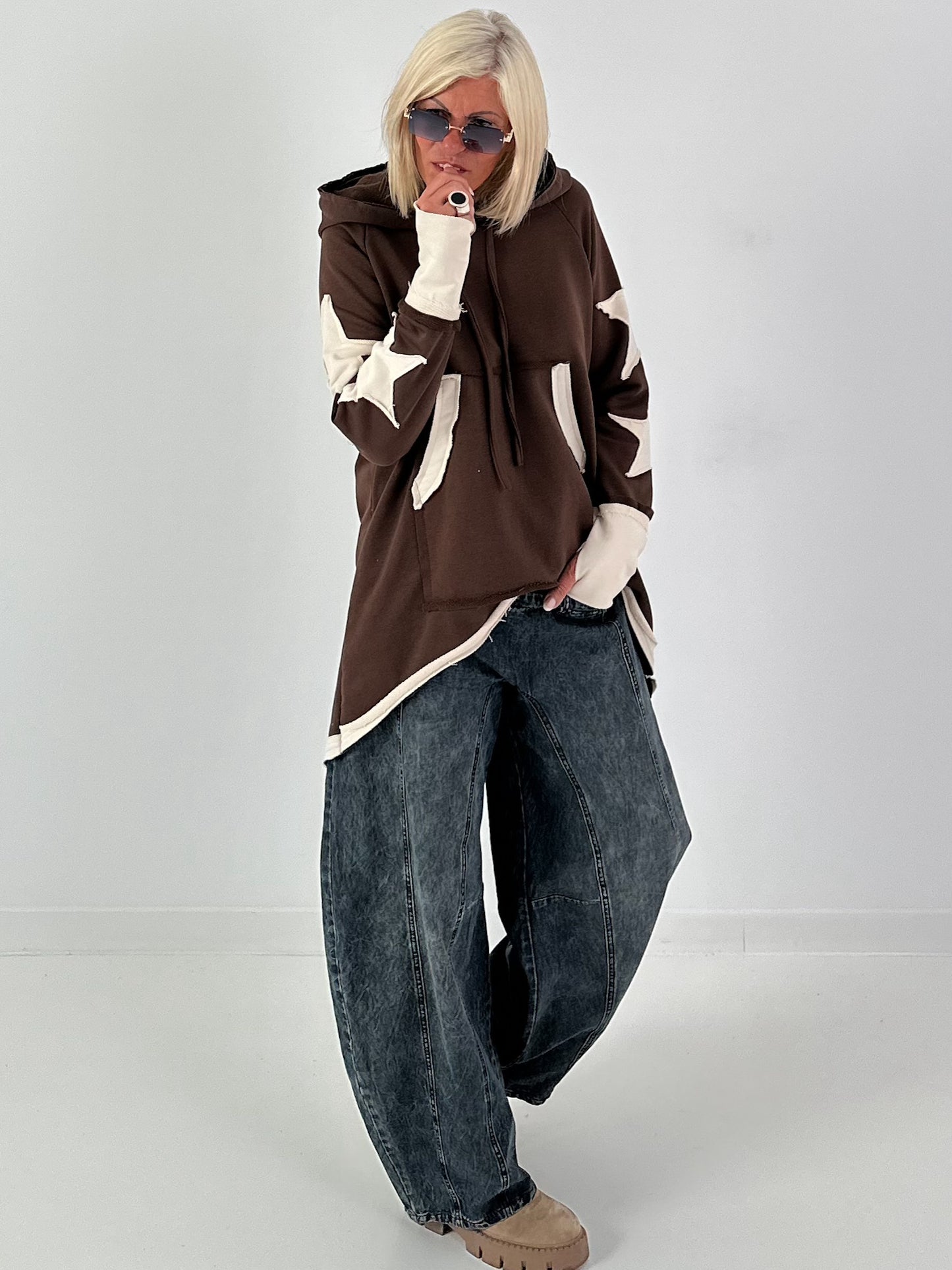 Casual long hoodie with thumb holes and trendy star elements - chocolate
