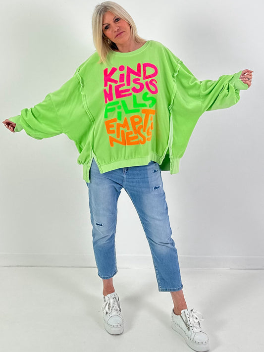 Oversized Nikki Sweatshirt Modell "Kindness" - grün