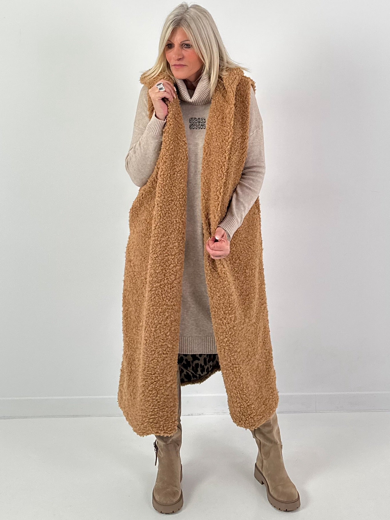 Long vest model "Leo Layers" - camel