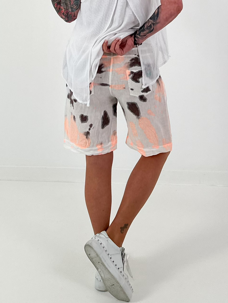 Leinen Short mit Batik Muster - weiss-neonorange-dunkelbraun