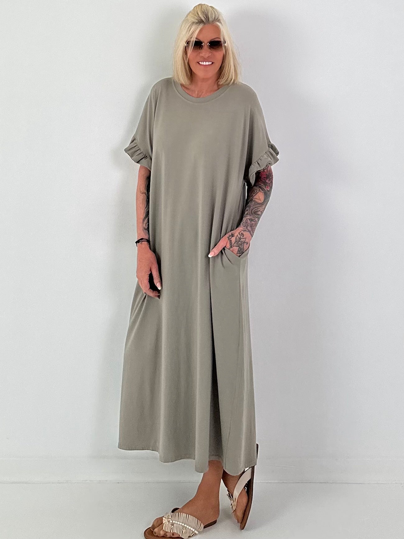 Langes Kleid mit kurzen Rüschen-Ärmeln - taupe
