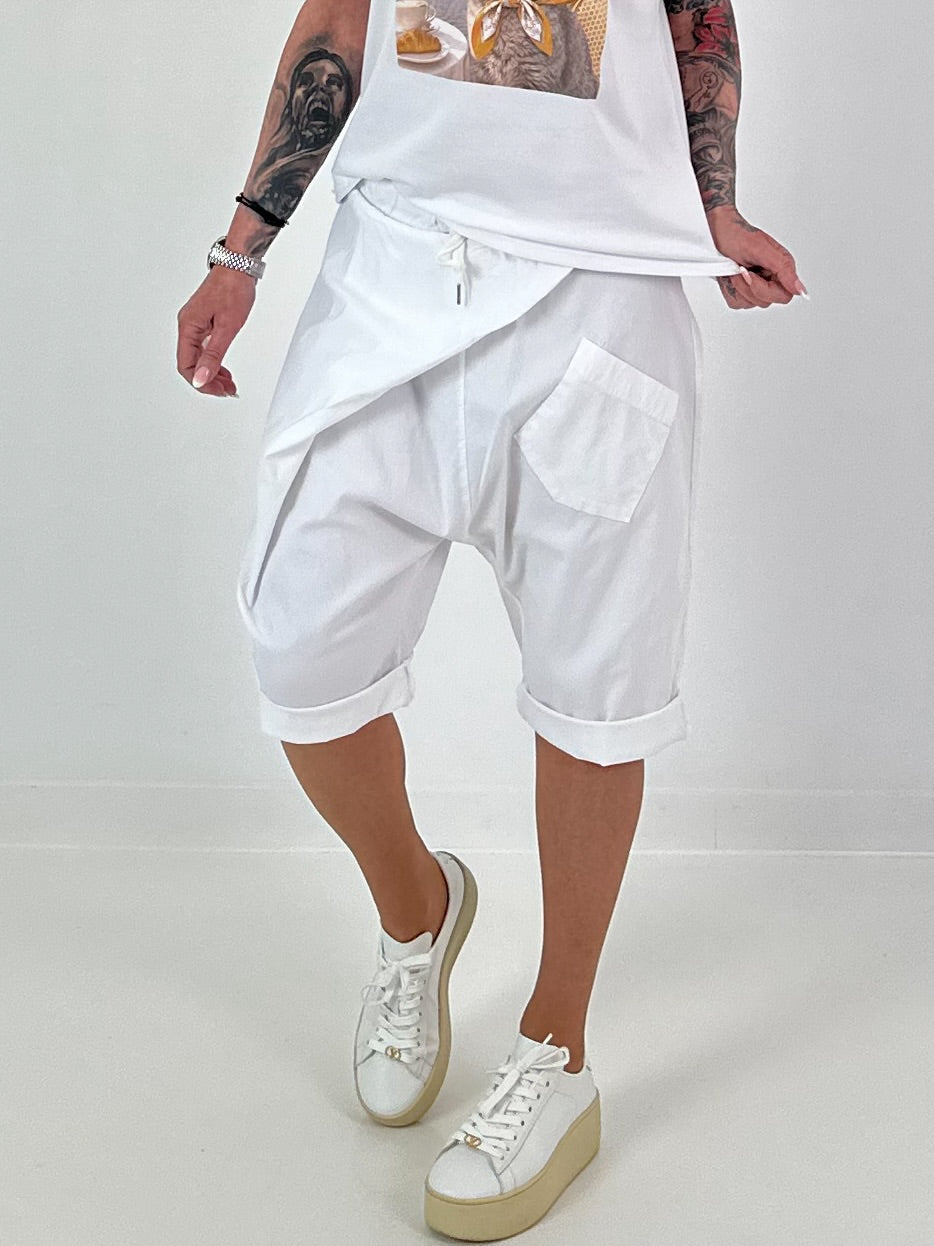 Kurze Baggy mit seitlichem Überwurf - weiss