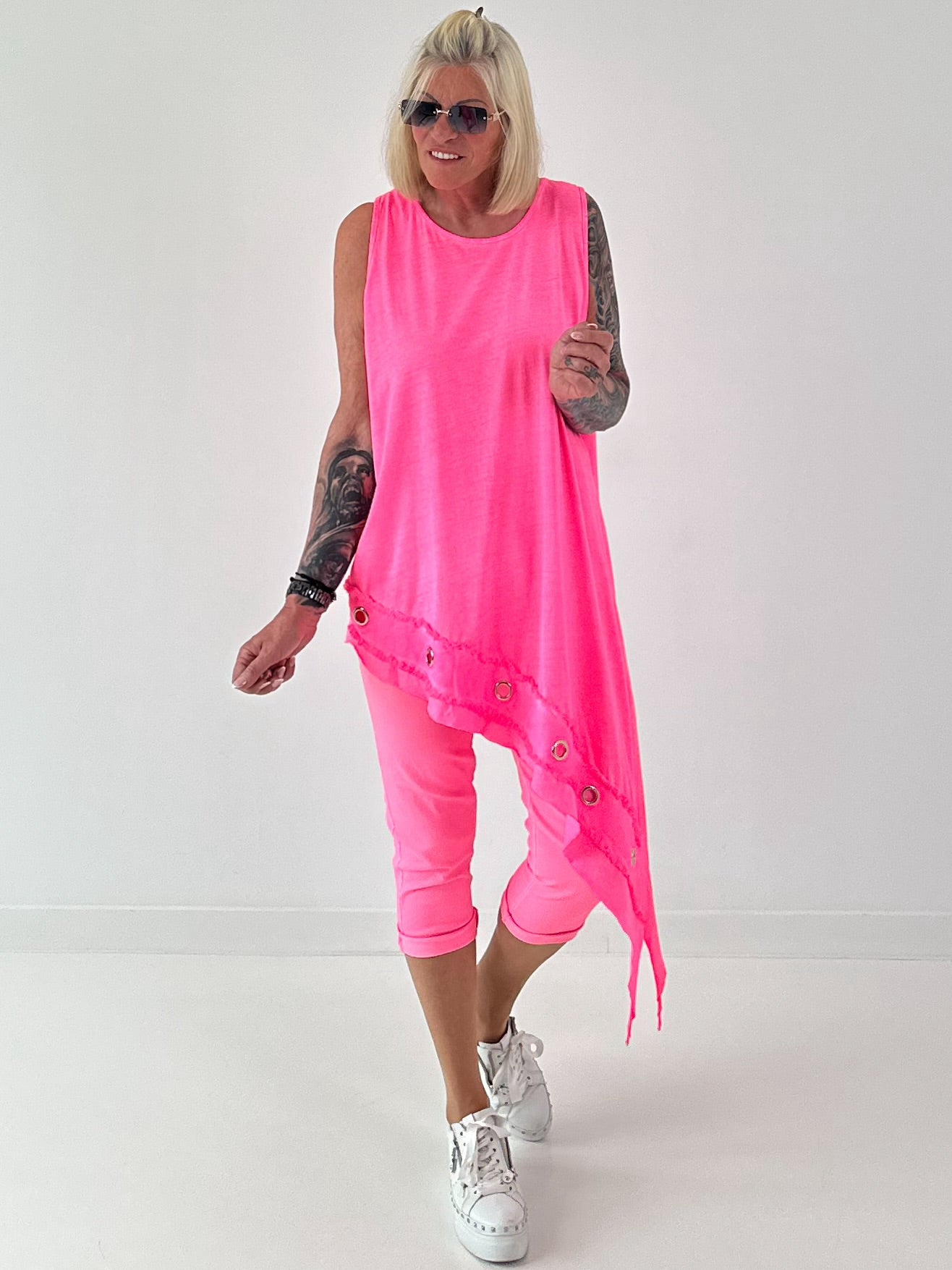 Asymmetrisches Long Top mit Ösen und Jeansdetail - neonpink