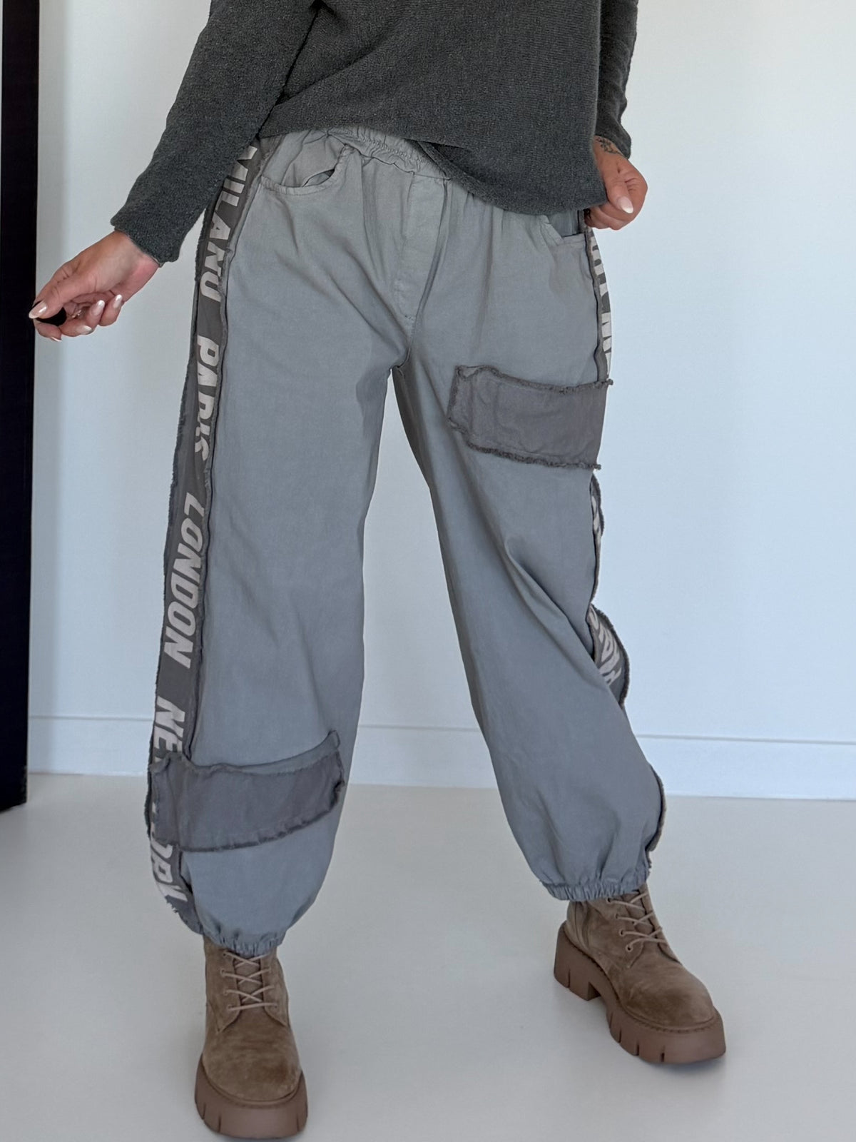 Hose mit City-Statement-Print - grau