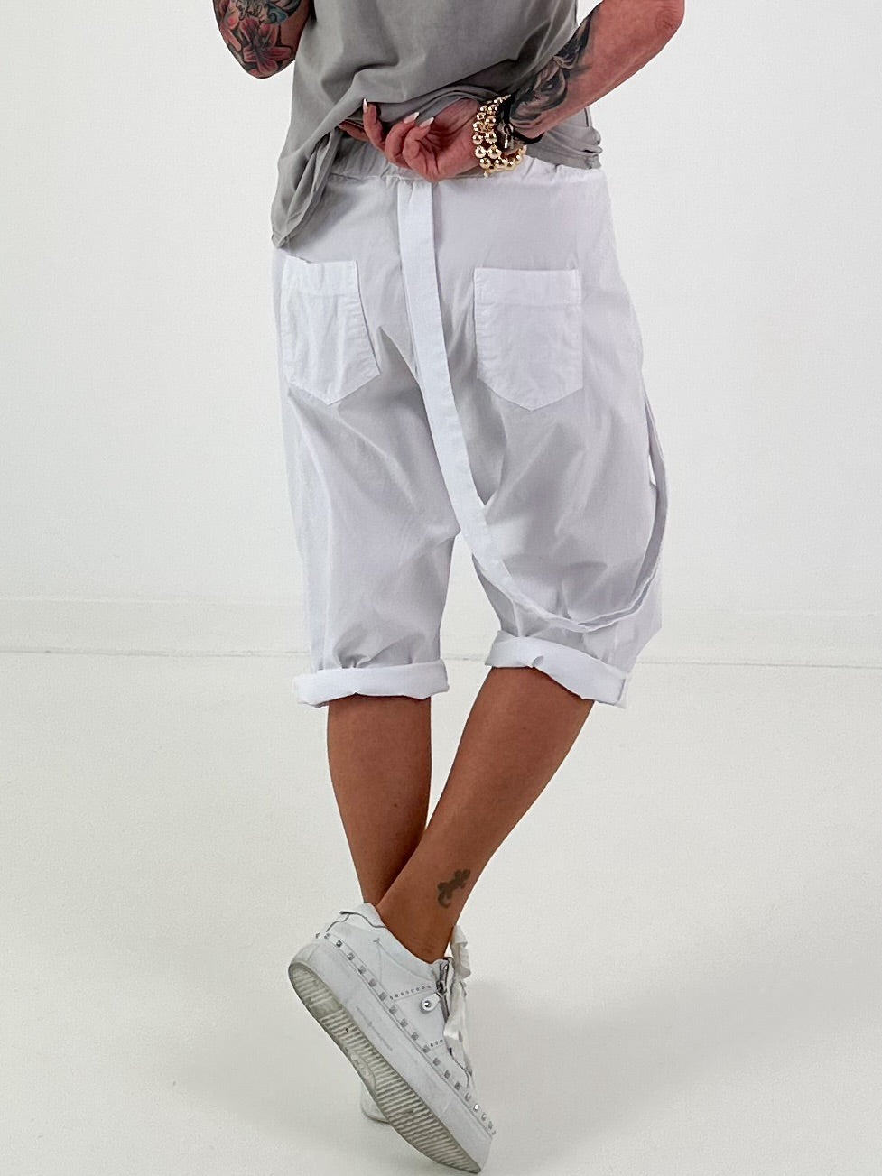 Short baggy shorts with overlap - white