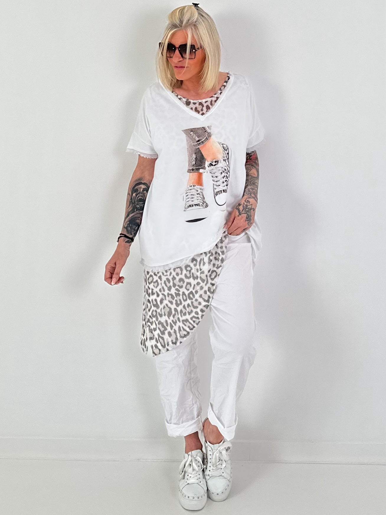 T-Shirt mit Schuhprint und Glitzerdetails - weiss-beige