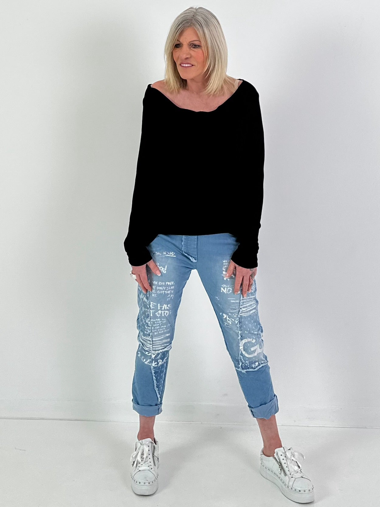 Zwarte blouse met watervalhals.