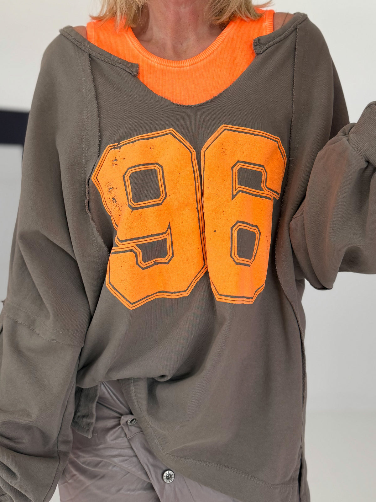 Sweater 96 - taupe-neonorange
