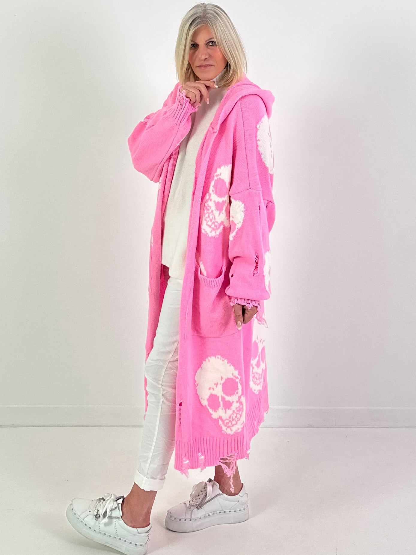 Oversized Strickmantel mit Kapuze Modell "Skull" - rosa-weiss