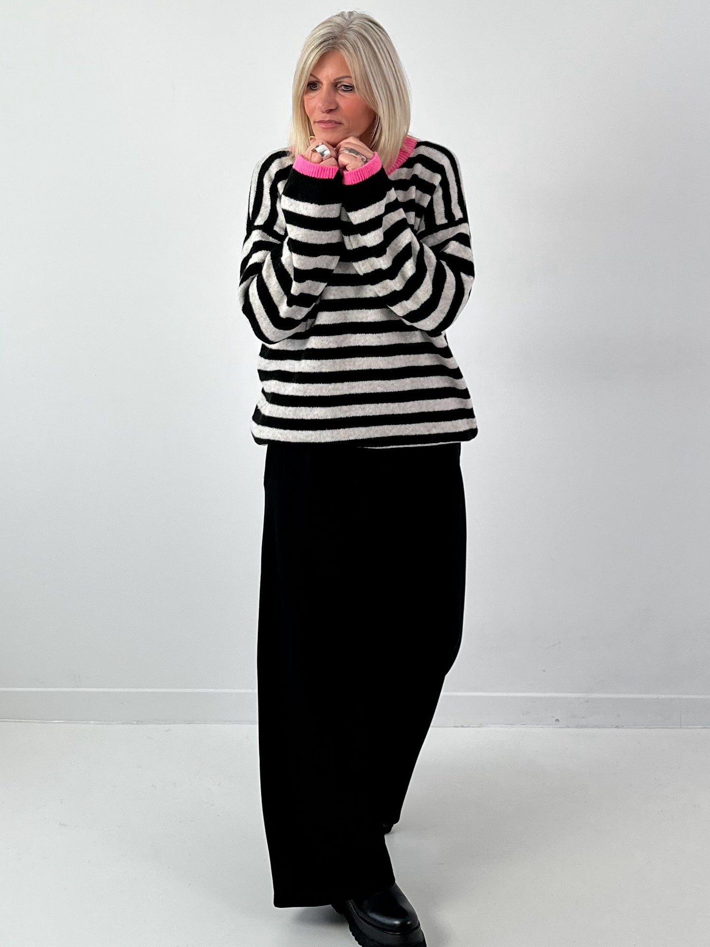 Trui model "Stripe Pop" - zwart en gestreept