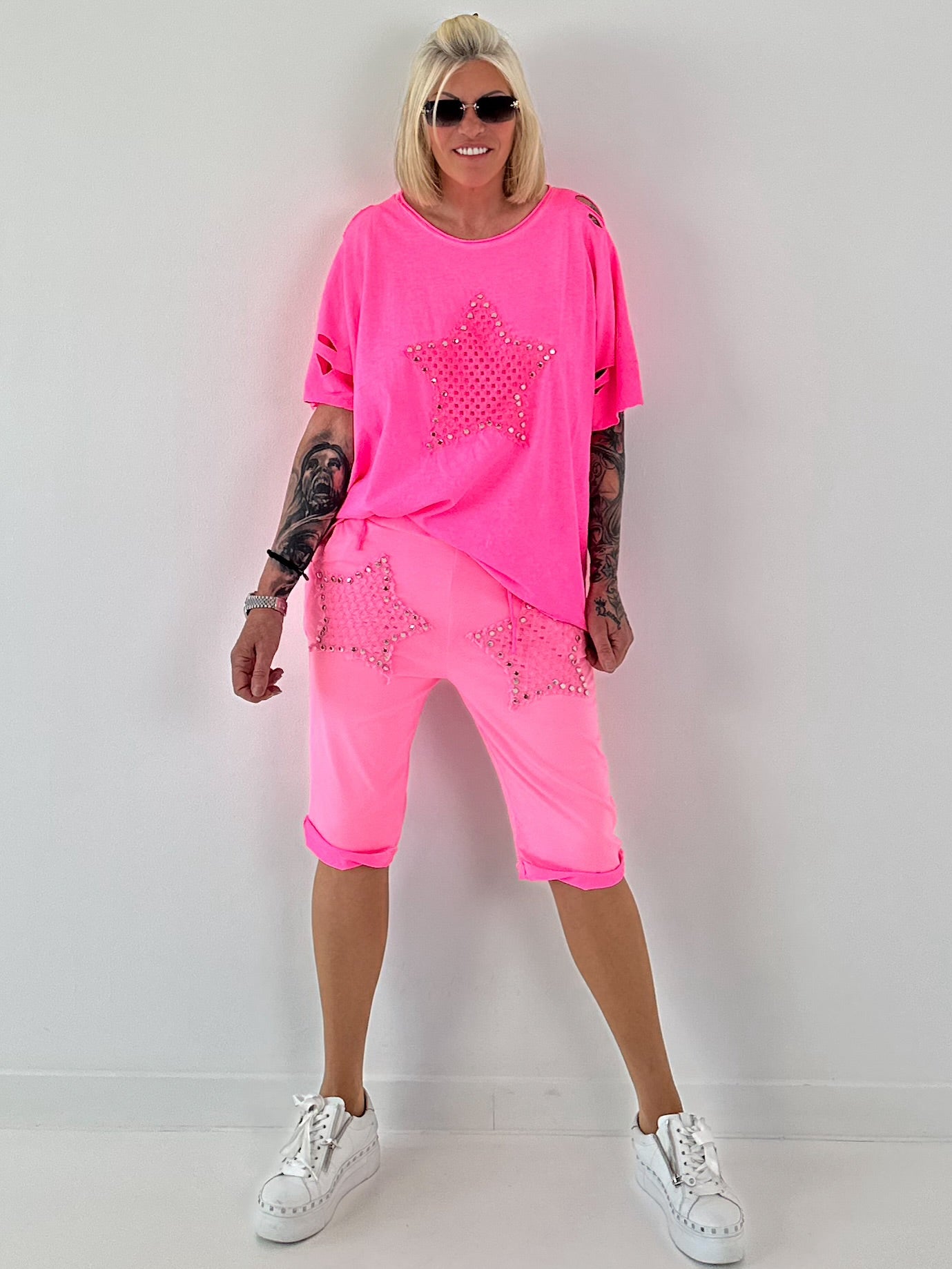 Sweat Short mit Häkelstern und  Nieten - neonpink