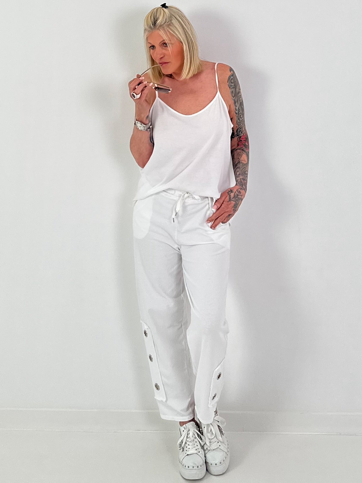Sweatpants with eyelets - white