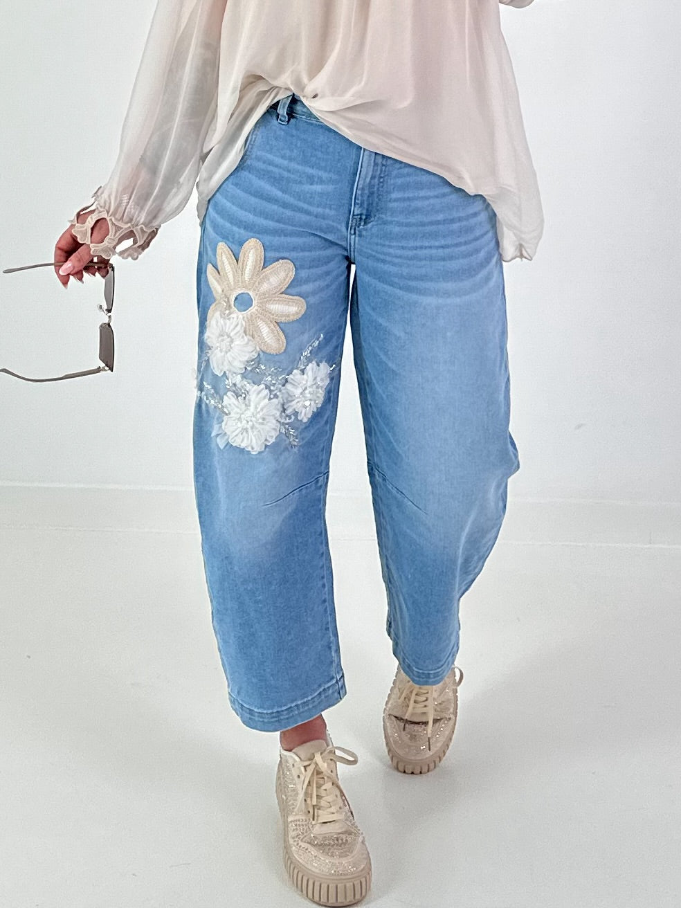 Bottle jeans with floral appliqués - denim