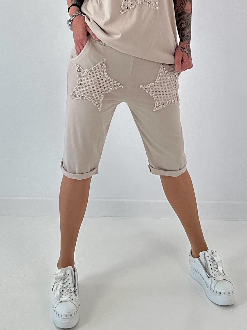 Sweat Short mit Häkelstern und  Nieten - beige