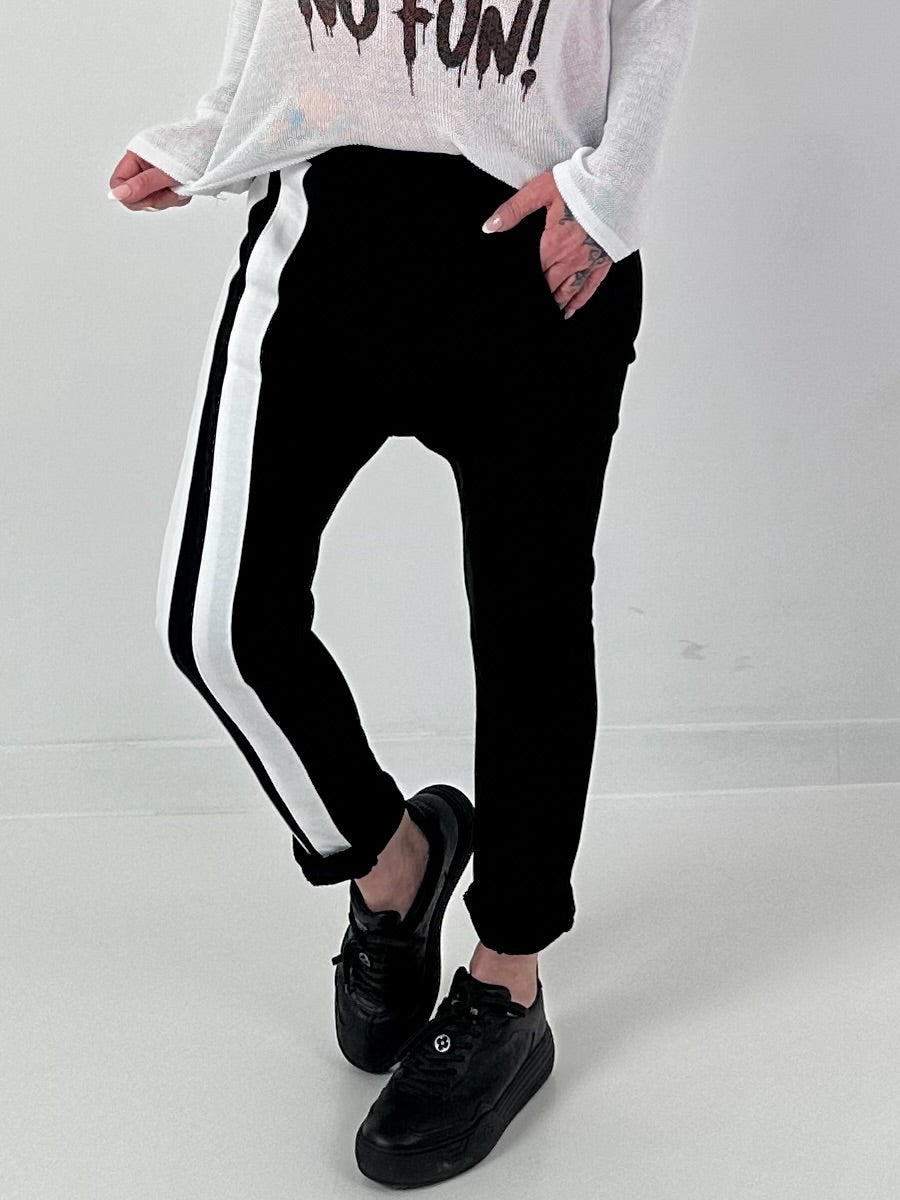 Hose mit seitlich verlaufenden Streifendetails - schwarz ( lieferbar ab 08.03.26)