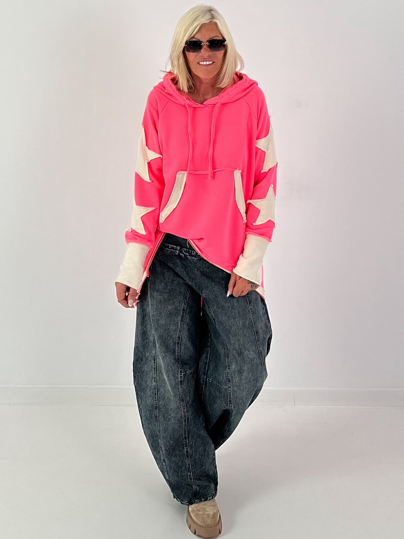 Lässiger Long Hoodie mit Daumenloch und trendigen Sternenelementen - neonpink