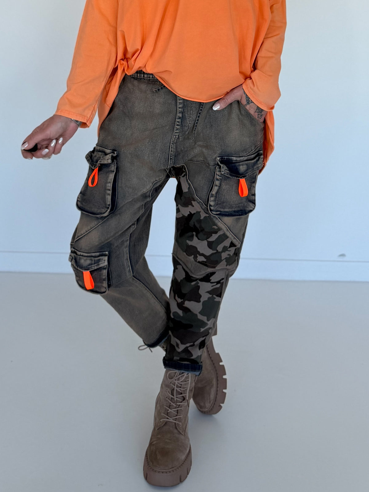 Baggy-Jeans in Used-Optik mit Camouflage-Applikationen - used-denim