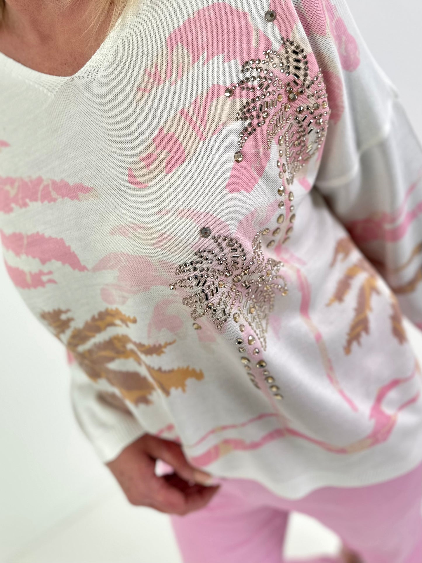 Fijn gebreide trui model "Palm Whisper" - wit-roze