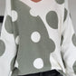 Pullover mit V-Ausschnitt und Art-Print - ecru-oliv