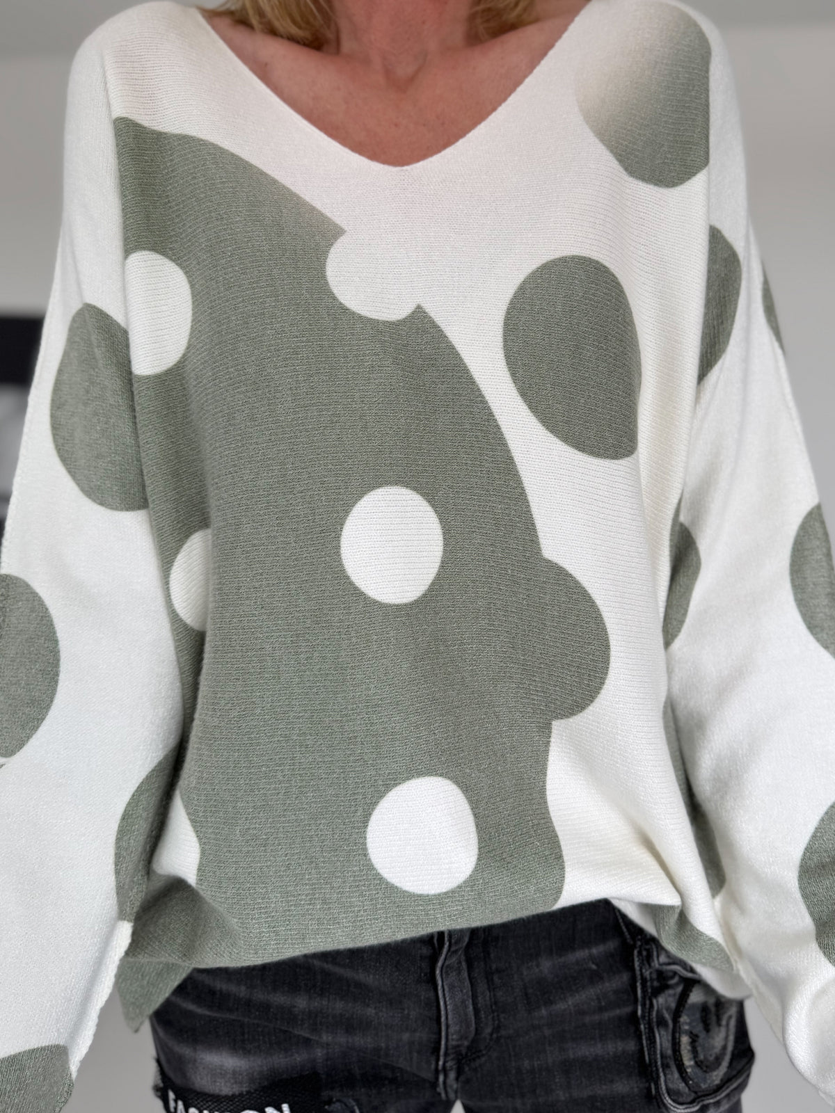 Pullover mit V-Ausschnitt und Art-Print - ecru-oliv