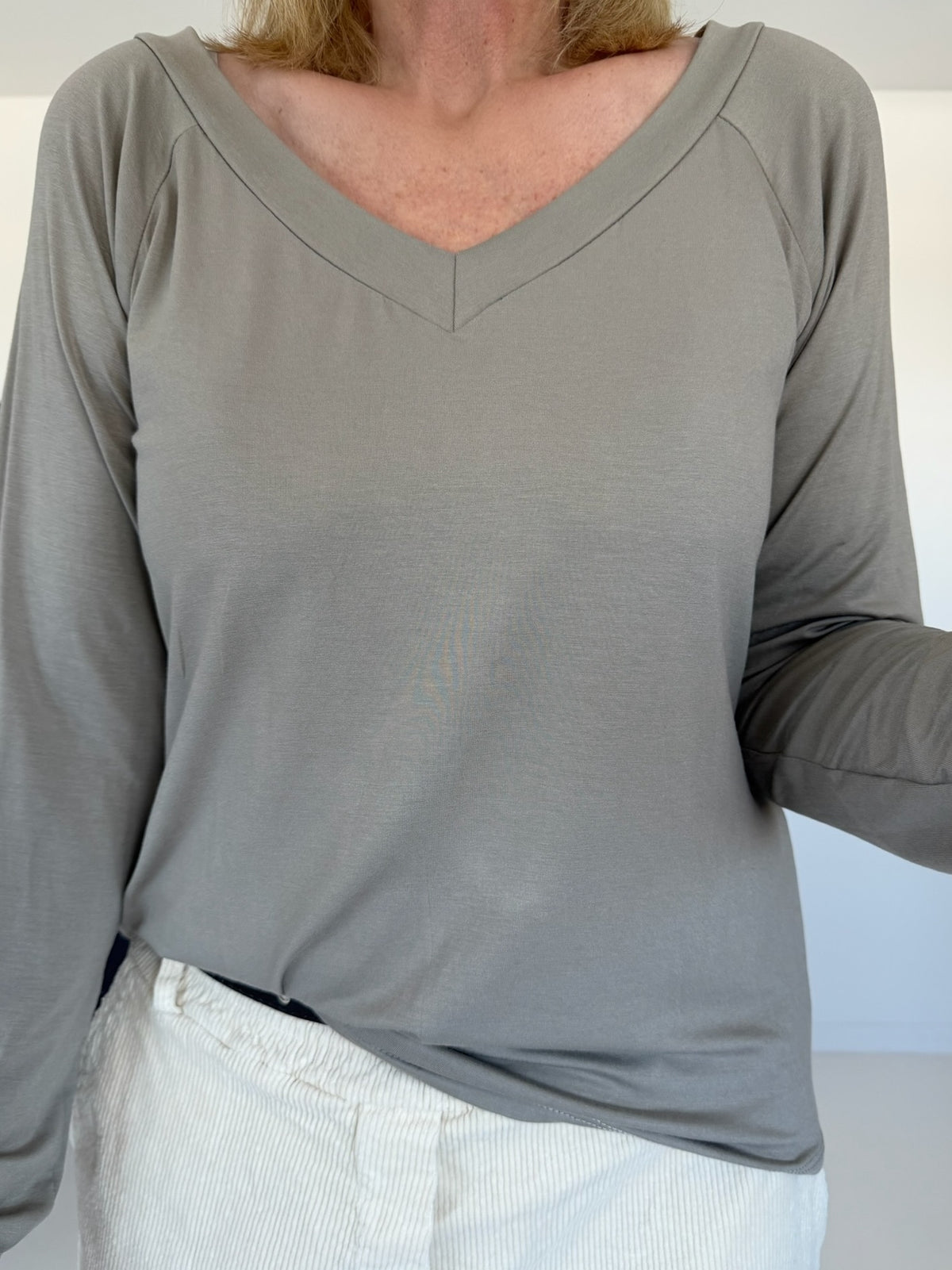 Basic Shirt mit V-Neck - taupe