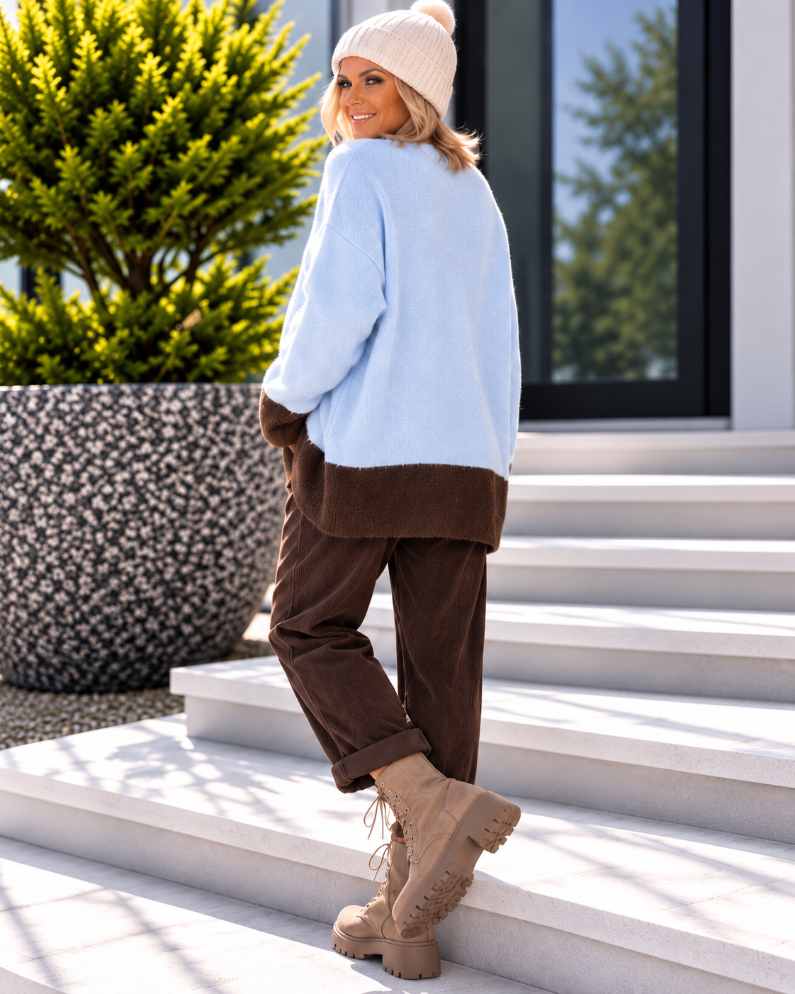 Pullover mit Kontrastsaum - hellblau-mokka