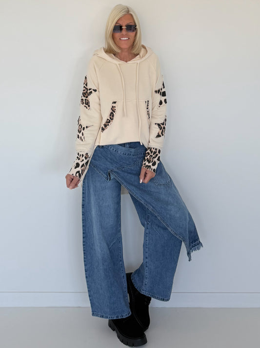 Hoodie mit Kängurutasche und trendigen Leo Sternelementen - beige
