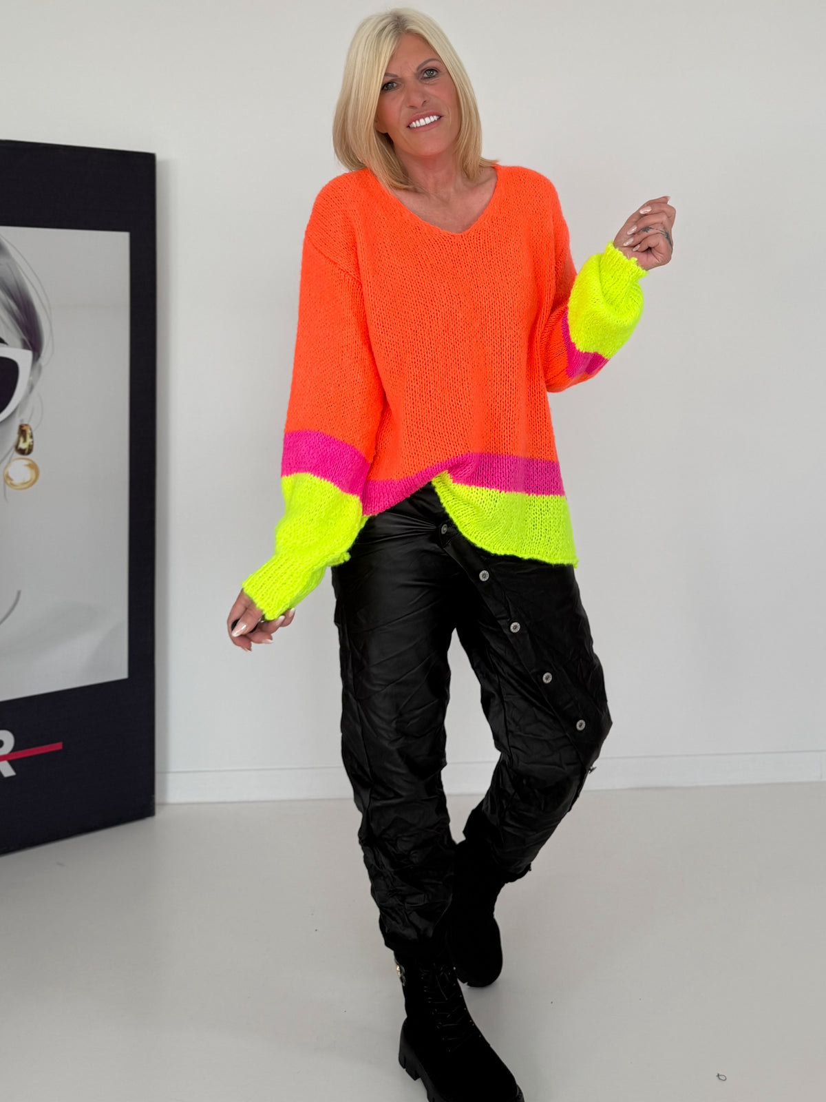 Pullover mit V-Ausschnitt - neonorange-mehrfarbig