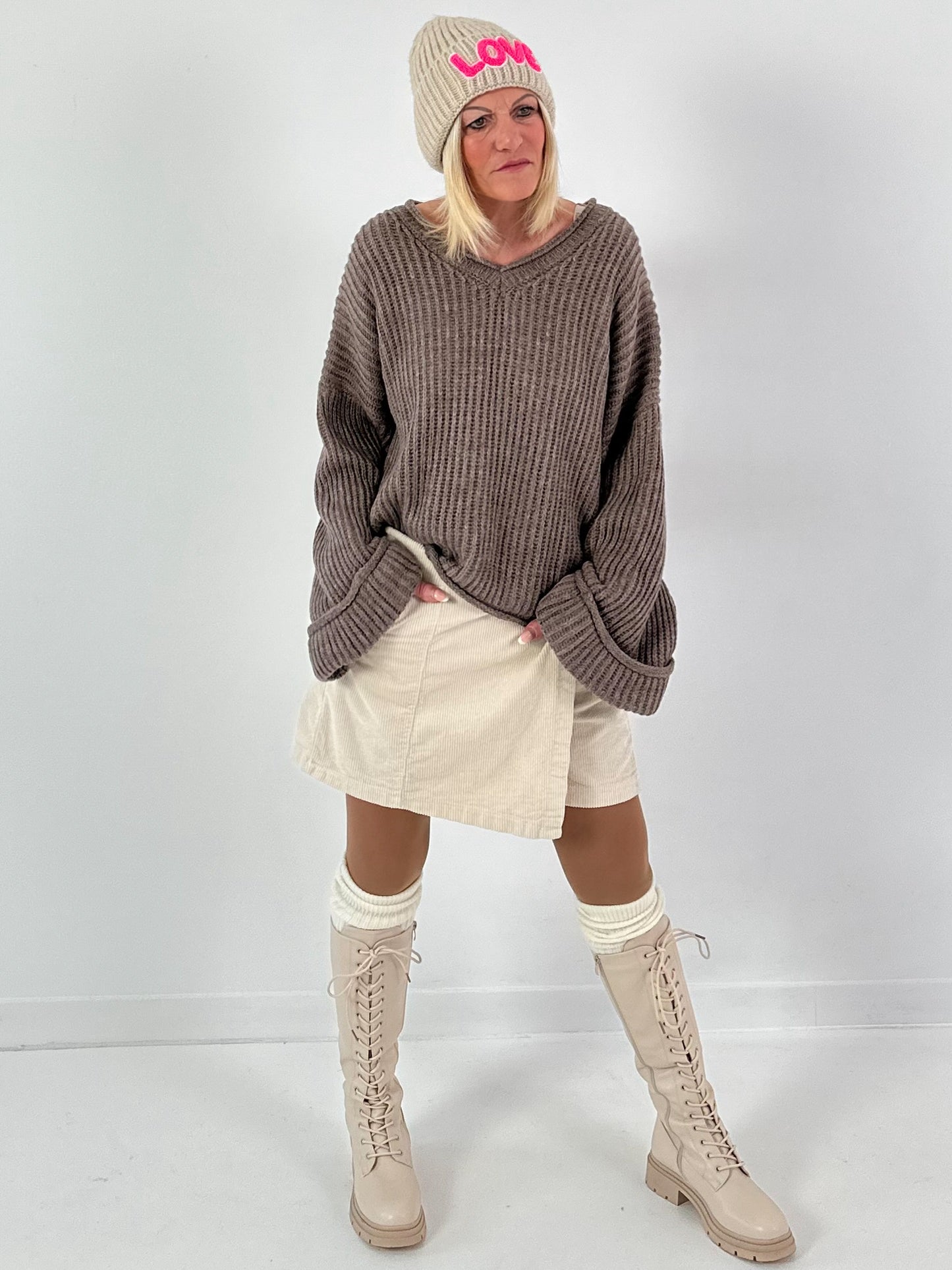 V-hals trui met wijde mouwen, model "Soft Horizon" - taupe