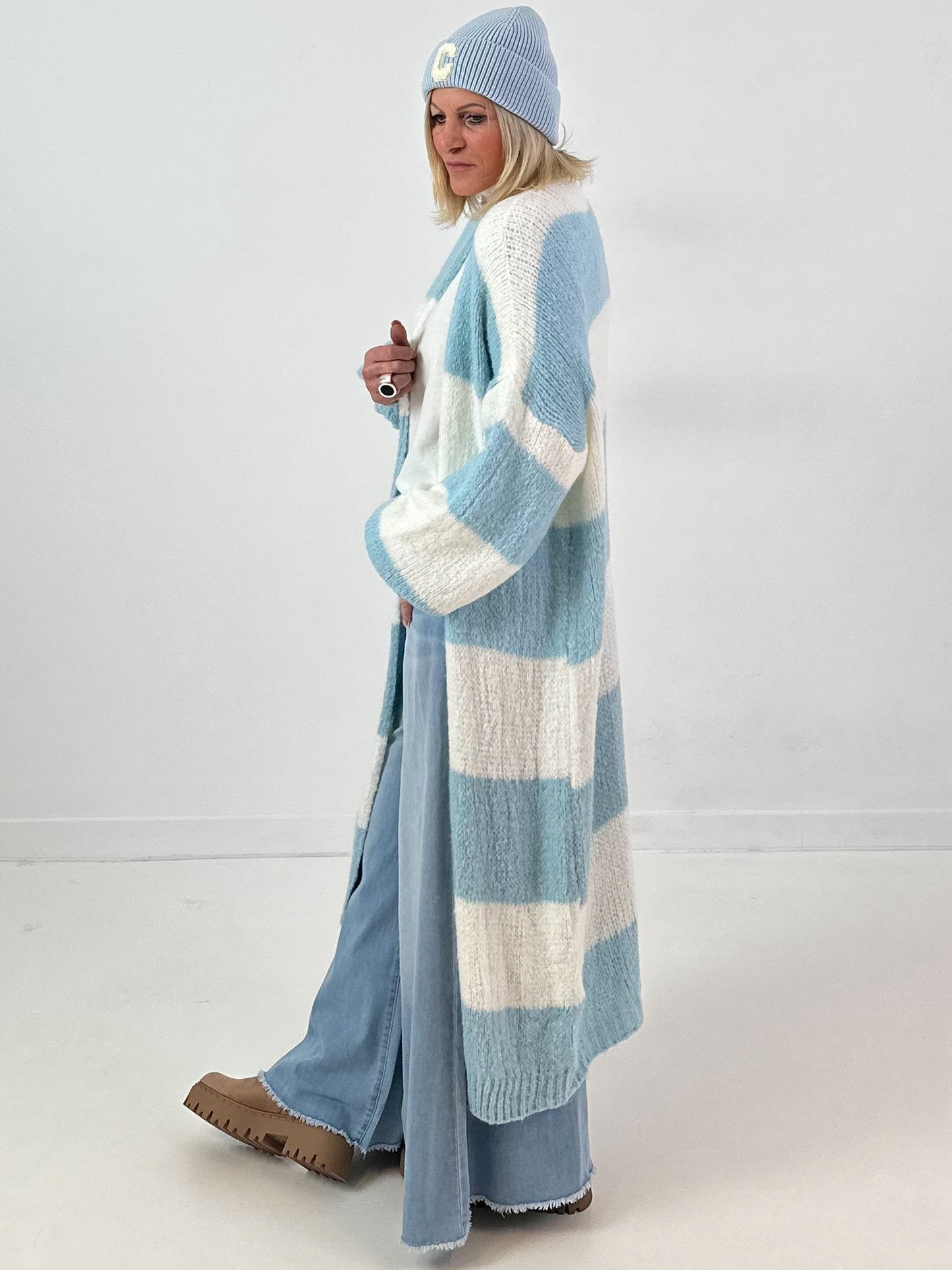 Maxi gebreide jas model "Soft Stripe" - blauw en wit