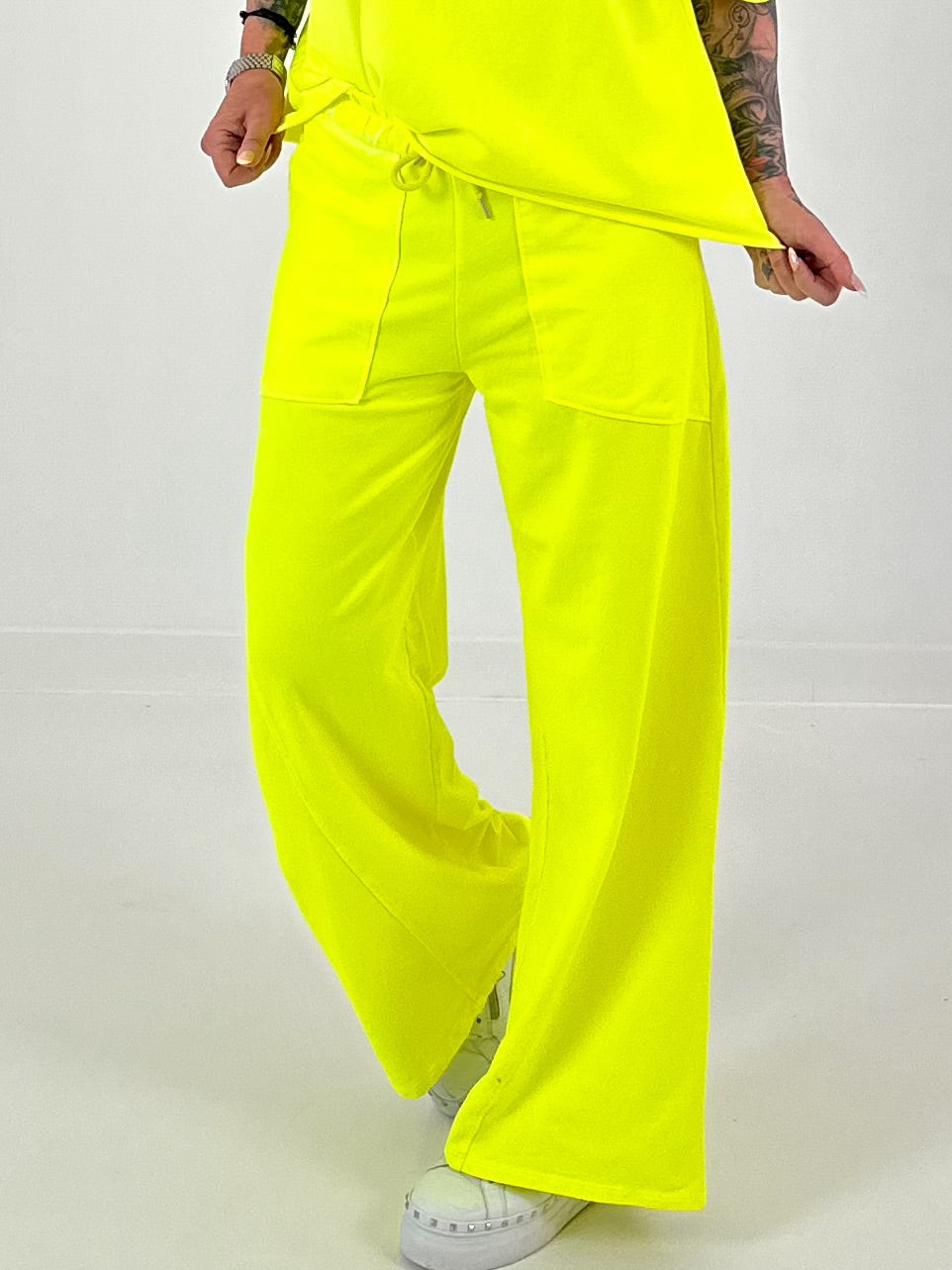 Sweatpants with large side pockets - neon yellow
