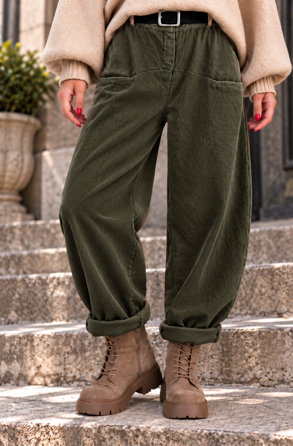 Cordhose mit großen Taschen und Gürtel - oliv ( lieferbar va. ab 03.11.26)