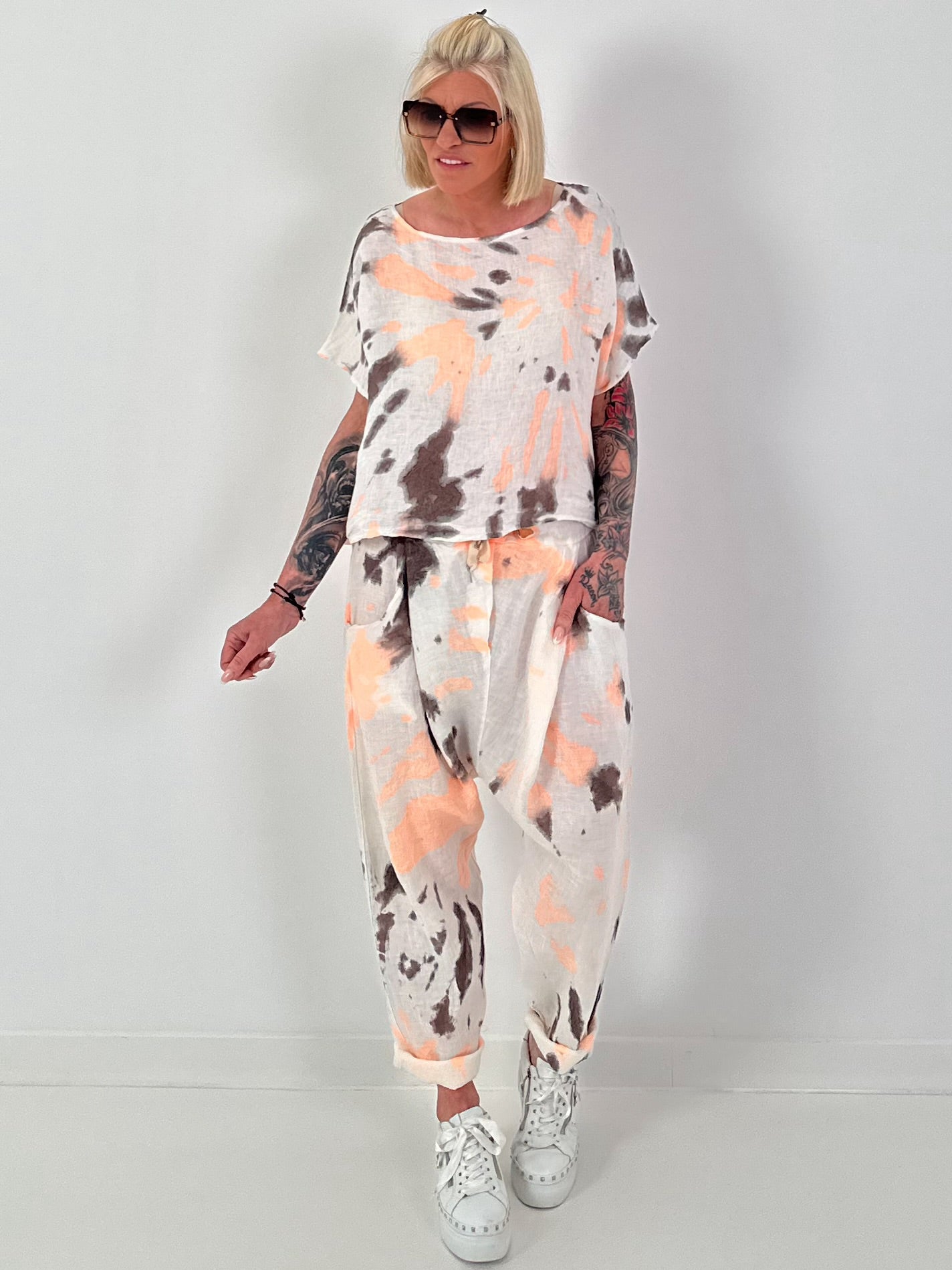 Short linen shirt with batik pattern - white-neon orange-dark brown
