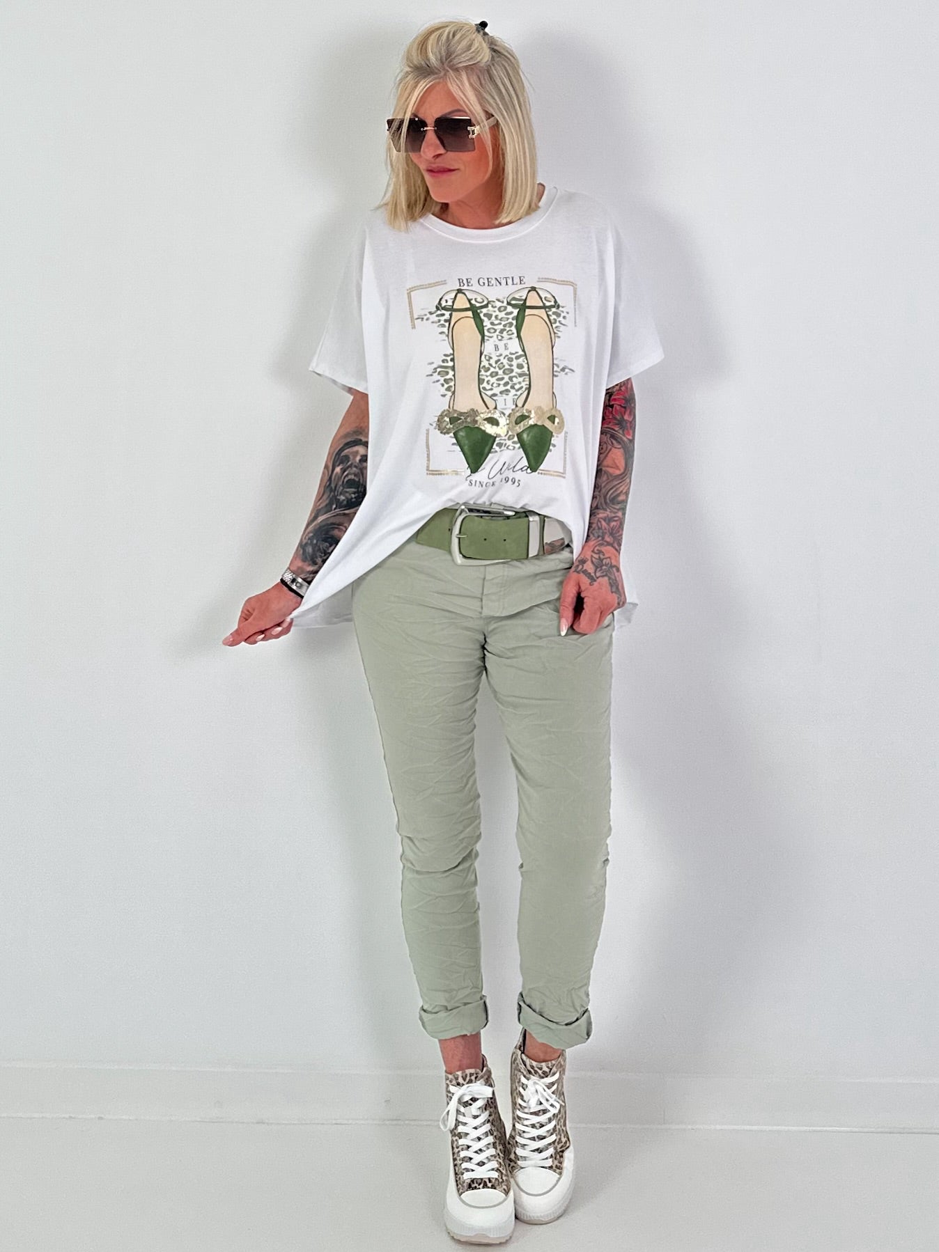 T-Shirt mit Schuhprint - weiss-khaki
